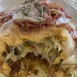 タコライスカフェ　きじむなぁ - ベーコン＆モッツァレラチーズのオムタコ　断面アップ