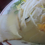 勝ちゃんラーメン - チープ系チャーシューと白濁スープ