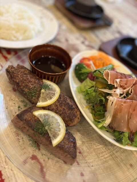 関根ハンバーグ ぶぅーぶー～豚職人工房～｜伝説の下妻金豚を使った豊富な加工品