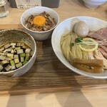 MENYA HITENZAKA - 特製昆布水つけ麺醤油　1,350円 卵黄乗せ焼豚飯　450円