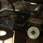 伊達藩長屋酒場 - 鉄板の上で岩牡蠣をシャベルでガラガラかき混ぜて焼く。