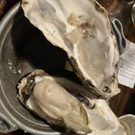 伊達藩長屋酒場 - 松島の焼き牡蠣。シャベル焼きという豪快な方法で提供されたぷりぷり貝肉がハオ。