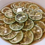 竹ふく - すだちのスライスがたっぷり。スッキリのお汁と合う