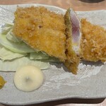 アカマル屋鮮魚店 - ■半生アジフライ￥527：衣はサクッと香ばしく、中はしっとりとしたレア感が残る半生仕上げ。新鮮なアジの旨みがダイレクトに感じられ、揚げ物でありながら軽やかな味わい。