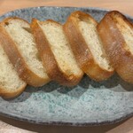 アカマル屋鮮魚店 - ■バケット5枚￥197：濃厚な肝ソースが皿に残るのが惜しくて、思わずバケットを追加注文。ソースを余すことなく堪能できて、バケットを頼んで正解だった。