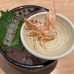 アカマル屋鮮魚店 - ■活き車えび￥427：透明感のある生の身はぷりぷりとした食感と甘みが良好で、素揚げされた頭部は香ばしく、サクサクとした食感が楽しめる。生と揚げのコントラストが一皿で味わえる贅沢な組み合わせ。