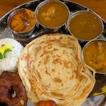 南インドレストランMARUDHU - バスマティライスの隣上は、甘い揚げデザート、