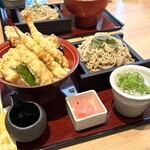 家族亭 - 料理写真:真穴子と海老の天丼セット 1730円・セットの蕎麦を大盛110円