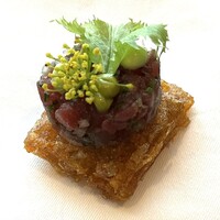 SMAAK - マグロ、わさび、エシャロット、じゃがいもタルト
                    Tuna, Wasabi, Shallot, Potato tartelette