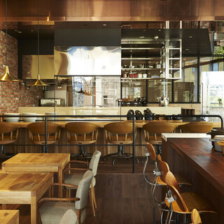 オープンキッチンによる臨場感とスタッフの元気な挨拶でお迎え