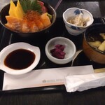 お食事処 多七 - マグロ　サーモン　イクラ丼