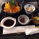 お食事処 多七 - マグロ、サーモン　イクラ丼