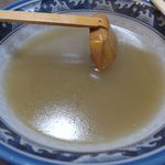 英福 - 黄金色にも見えるスープ