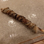 鮨 真菜 - さよりの皮塩焼き