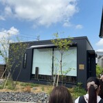 Bloomy cafe&bake - お店の外観+行列