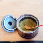 うな賀 - 卓上常備の"山椒"。