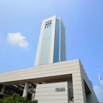 うな賀 - ビルの前から見た"新国立劇場" & "オペラシティ"。