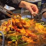 韓国料理 キムチャチャ 横浜西口店 - これを酢漬け大根と一緒にサンチュに包んで食べたらもう幸せ〜