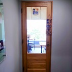 うな賀 - 店外でからでも外が見える、明るい雰囲気。