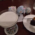 シティーライト - 珈琲ゼリー（左）ノアケーキ（右）