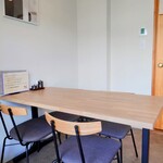 うな賀 - 玄関入ってすぐ右の、4人掛けテーブル。