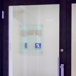 うな賀 - 中に入って右。扉は二重です。