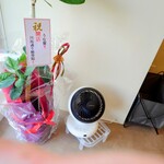 うな賀 - 34℃の炎天下から移動してきた身には、足元のサーキュレーターが嬉しかった。