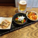 炭や吟蔵 - 選べる三種盛り(￥790)と生中(ハピアワ￥200)