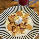 炭や吟蔵 - いちじくと燻製生ハムのクリーム白和え(￥780)とレッドアイ(ハピアワ￥200)