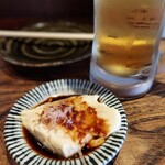 炭や吟蔵 - 突出し(￥200)と生中(ハピアワ￥200)