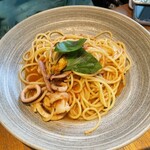 ロイヤルガーデンカフェ&タバーン - 海老とイカとムール貝のトマトソースパスタ