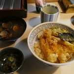 天錦 - 天丼 \1,000-、しじみのお味噌汁とお漬け物が付きます。