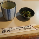 天錦 - まず、お茶とお漬け物が…