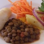 プルチーノ - この日の前菜はレンズ豆の煮込み・パンツェロッティ（揚げピザ）・ニンジンのマリネ・じゃがいもとラディッシュとアーリーレッド（赤玉ねぎ）のマリネ