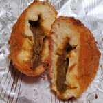 コッペ田島 - とろけるチーズビーフカレーの断面