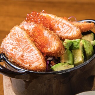 名物サーモンレアカツ丼。SNSで話題沸騰中!
