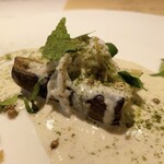RISTORANTE IL NODO - 新しい湘南のシラス料理だそうです。
      発酵シラス塩加減が良く、ホワイトソースにコリアンダーのアクセント。
      ナスのグリルした香ばしさがも良いです。