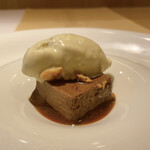 RISTORANTE IL NODO - ボネはチョコレート風味のプリン。
      パンチのある山椒が効いています。