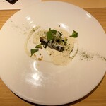 RISTORANTE IL NODO - ◎KAMAKURA  ～鎌倉ならでは〜
      　『鎌倉渡辺農園さんのナス 発酵シラス』
      材木座の生シラスを真空状態で塩だけで発酵させたのものを練り込んでいます。