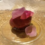 RISTORANTE IL NODO - ブルーベリーの濃厚なジェラート。
      オリーブオイルとバラの香り。