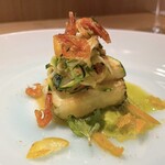 RISTORANTE IL NODO - ズッキーニはフリットされたもの。
      驚いたのは下のズッキーニは薄くスライスされてミルフィーユの様に層になっておりまた違う食感です。
      手間がかかっていますね。