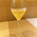 RISTORANTE IL NODO - ペアリング①
      酵母の香りフルーティーなスプマンテ