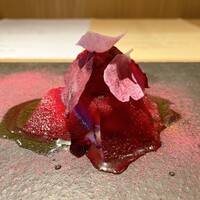 RISTORANTE IL NODO - タコの神経締ははじめてですが美味しい。
                    畑からはビーツを7種類の調理法で。
                    紫蘇や小田原の文旦で香り付けしているそうで、酸味と甘味にスパイス感も。