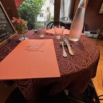 ラ スフォリーナ - 内観　テーブル席