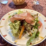 ラ スフォリーナ - 川場村産モッツァレラチーズと生ハムとサラダ