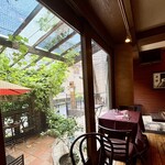 ラ スフォリーナ - 内観　窓の外にはテラス席があります