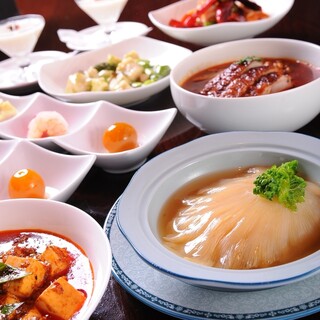 旬の食材を使用。本場の調理法で作り上げる「特薦コース」に舌鼓