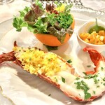 リストランテ ダ ニーノ - 伊勢海老のオーブン焼き、奥に柑橘が添えられてた