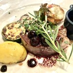 リストランテ ダ ニーノ - 牛フィレ肉のグリル、スパイス、ブルーベリーの甘味