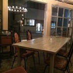 シェ・ドゥーヴル - 2人がけテーブルもあります